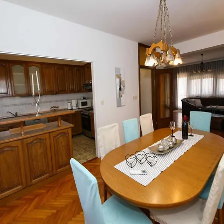 Daire Kosor - Three Bedroom With Terrace And Sea View Kastela
